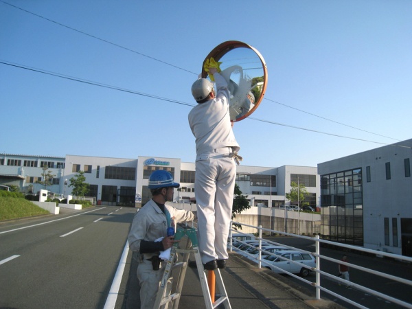 道路美化活動を実施しました